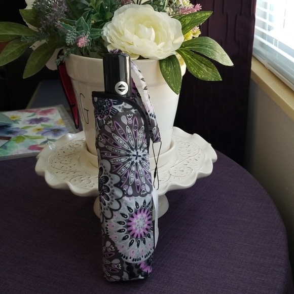 Vera Bradley Accessories - VERA BRADLEY ICONIC UMBRELLA